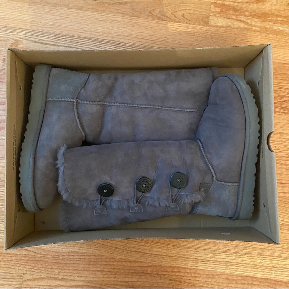 W Bailey Button Triplet II Grey Ugg Boots